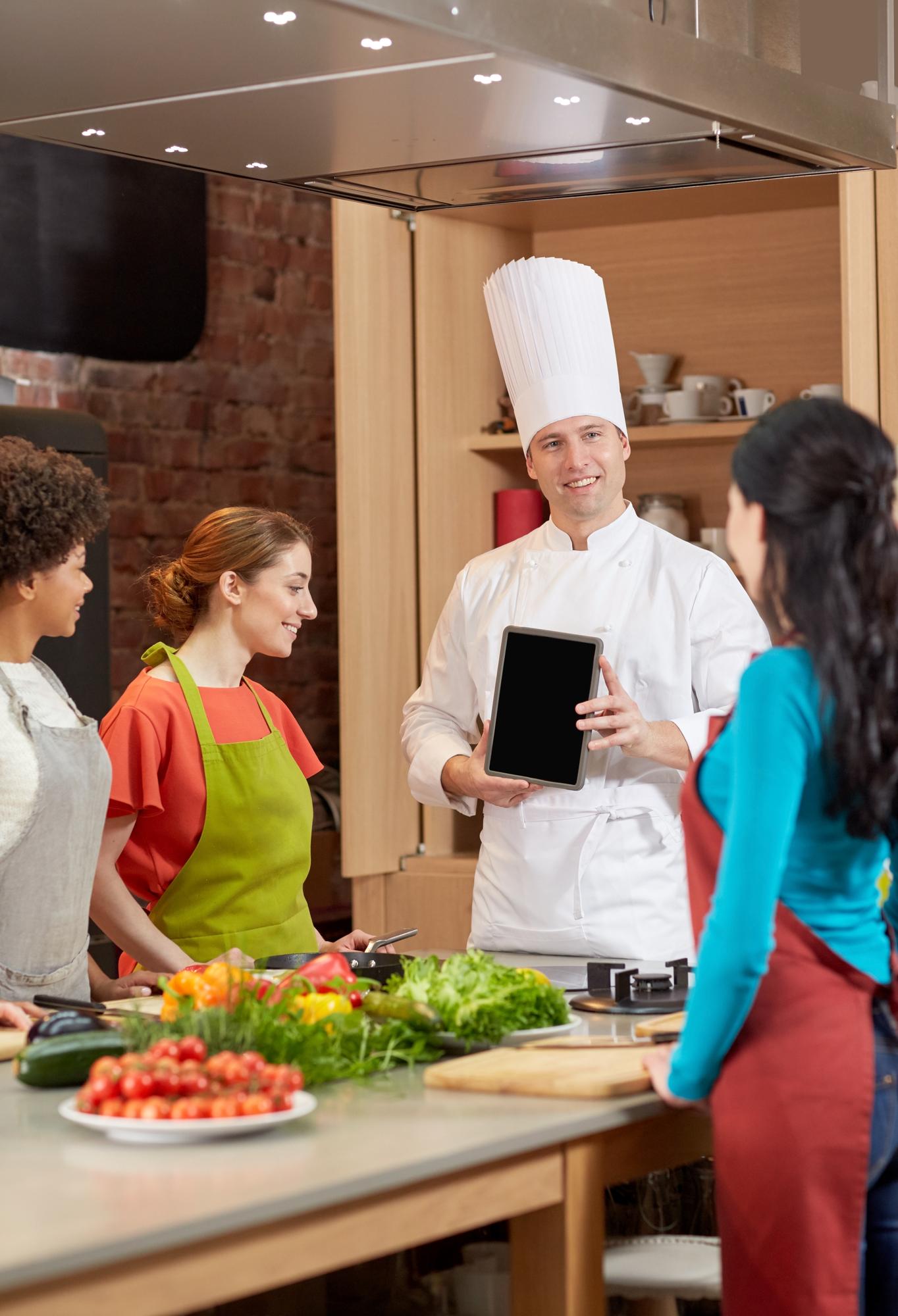Chef che parla con studenti in laboratorio